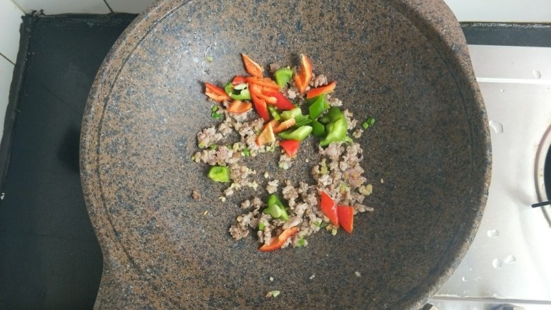 铁板日本豆腐,然后放入葱姜蒜，红青椒，开始煸炒