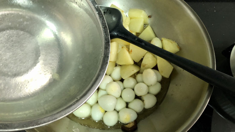 鹌鹑蛋焖土豆,补充适量热水没过土豆
