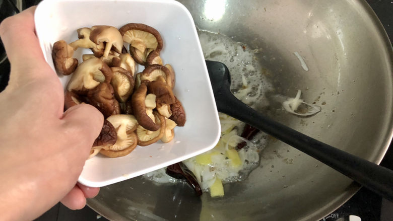 鹌鹑蛋焖土豆,加入香菇煸炒半分钟