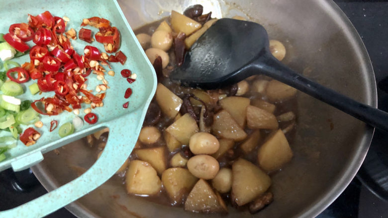 鹌鹑蛋焖土豆,加入小米辣翻炒断生，即可出锅