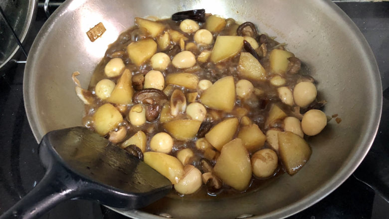 鹌鹑蛋焖土豆,中大火收汁到自己喜欢的程度，喜欢汤汁可以多留一点