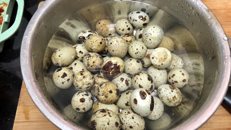 鹌鹑蛋焖土豆,煮好的鹌鹑蛋冷水浸泡