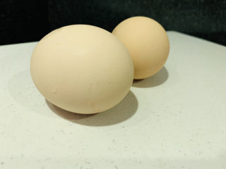 豆腐炒鸡蛋,鸡蛋两个  待用；
