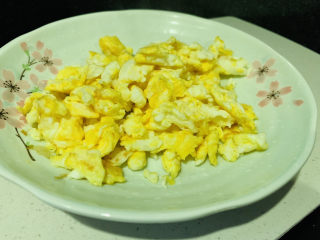 豆腐炒鸡蛋,先起锅，装盘，待用；