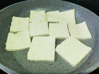 豆腐炒鸡蛋,锅里再加1勺油，热锅，转中火，把豆腐一片片放入煎；