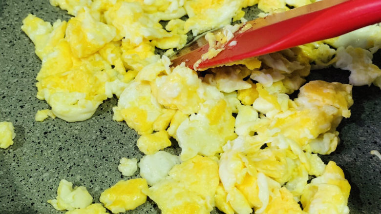 豆腐炒鸡蛋,锅加食用油，热锅，打入鸡蛋，快速炒散；
