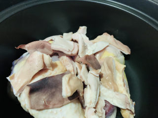凉拌猪肚丝,把猪肚和鸡块，放入砂锅一起炖汤；