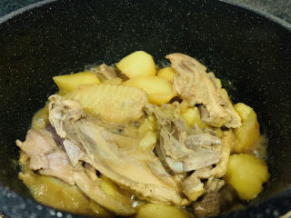 三黄鸡炖土豆,收汁，起锅！
