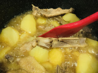 三黄鸡炖土豆,中火，盖住锅盖，炖煮，中间翻拌下；