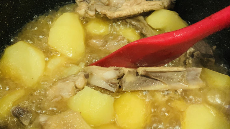 三黄鸡炖土豆,中火，盖住锅盖，炖煮，中间翻拌下；