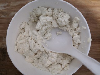 豆腐炒鸡蛋,豆腐清洗干净，放入碗中，用勺子，碾压成泥