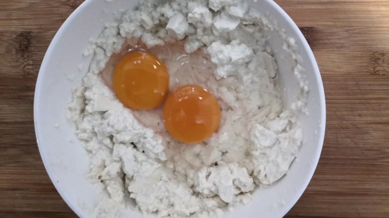 豆腐炒鸡蛋,把鸡蛋磕入，豆腐泥中