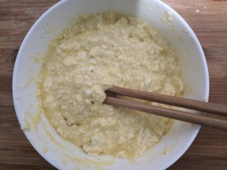 豆腐炒鸡蛋,用筷子，把鸡蛋和豆腐，搅拌均匀，备用