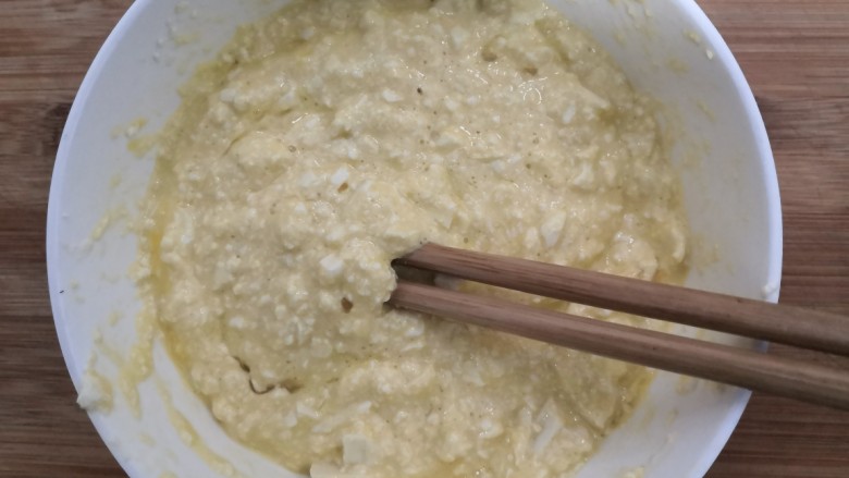豆腐炒鸡蛋,用筷子，把鸡蛋和豆腐，搅拌均匀，备用