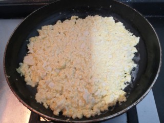 豆腐炒鸡蛋,用铲子，把豆腐鸡蛋，摊平
