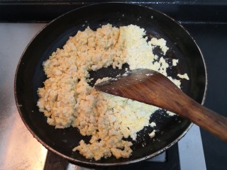 豆腐炒鸡蛋,煎至底部凝固，快速翻炒，使豆腐和鸡蛋包裹在一起