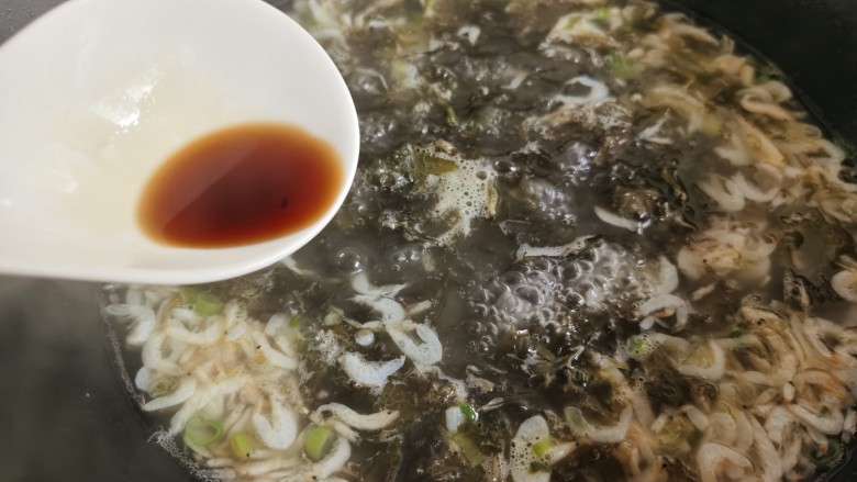 紫菜虾皮汤,加入一点生抽。