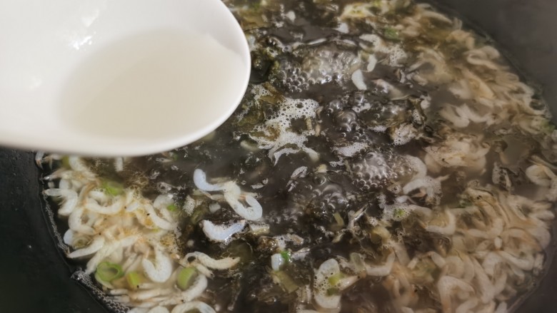 紫菜虾皮汤,加入提前调好的水淀粉，水淀粉要分次加入，不要一次性倒入锅里，防止汤汁过于浓稠。