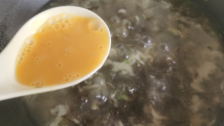 紫菜虾皮汤,一边搅动锅里的汤汁，一边将蛋液徐徐倒入，形成蛋花。