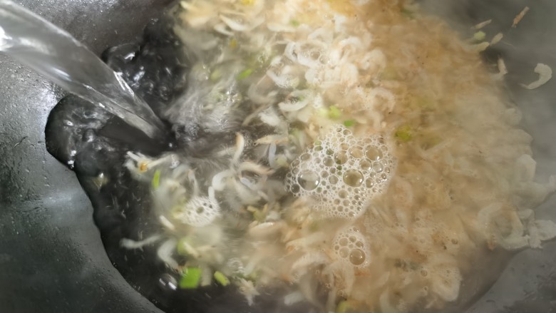 紫菜虾皮汤,加入适量的热水烧开。