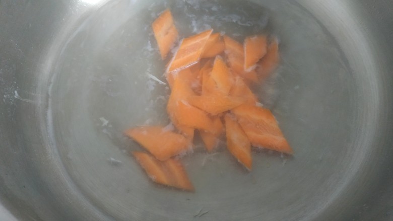 凉拌腐竹黄瓜,胡萝卜焯水一分钟，捞出放入冷水中