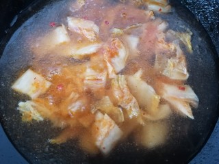 辣白菜豆腐汤,加入适量水开始煮
