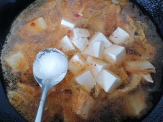 辣白菜豆腐汤,加入适量盐调味