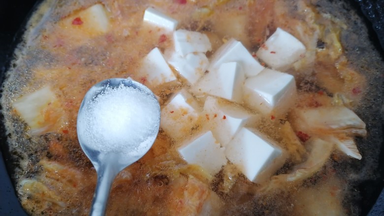 辣白菜豆腐汤,加入适量盐调味