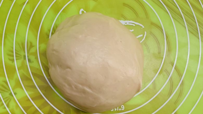 艾草麻薯包,再整理成光滑的面团发酵两倍大，夏天一般1小时，冬天2小时。