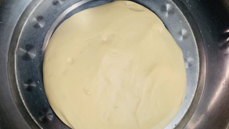艾草麻薯包,把发酵好的面团放案板上。