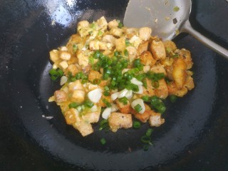 豆腐炒鸡蛋,然后炒散，放入蒜片和葱花