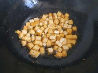 豆腐炒鸡蛋,煎至金黄