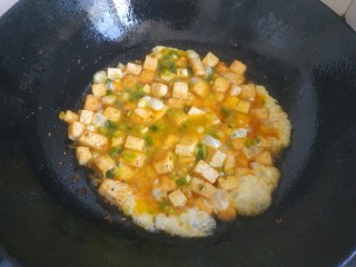 豆腐炒鸡蛋,倒入蛋液，先不动，凝固成形