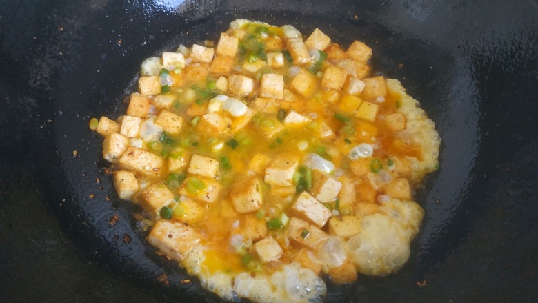 豆腐炒鸡蛋,倒入蛋液，先不动，凝固成形
