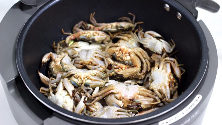 干锅香辣蟹,再把洗净的花蟹放入锅中。