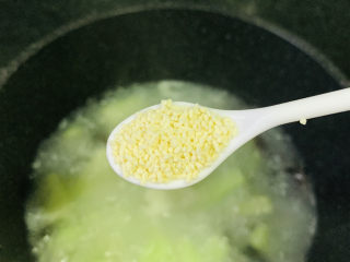 黄瓜皮蛋汤,汤汁呈乳白色，加2小勺鸡精；