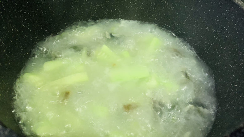 黄瓜皮蛋汤,大火煮开，转中火煮5分钟；