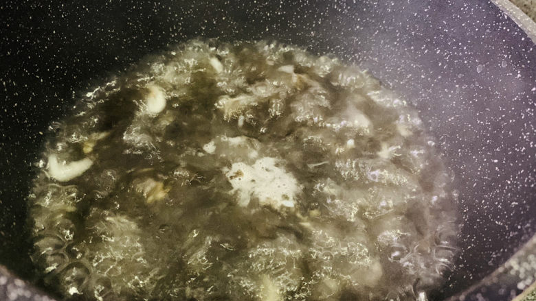 紫菜虾皮汤,焖煮3分钟；