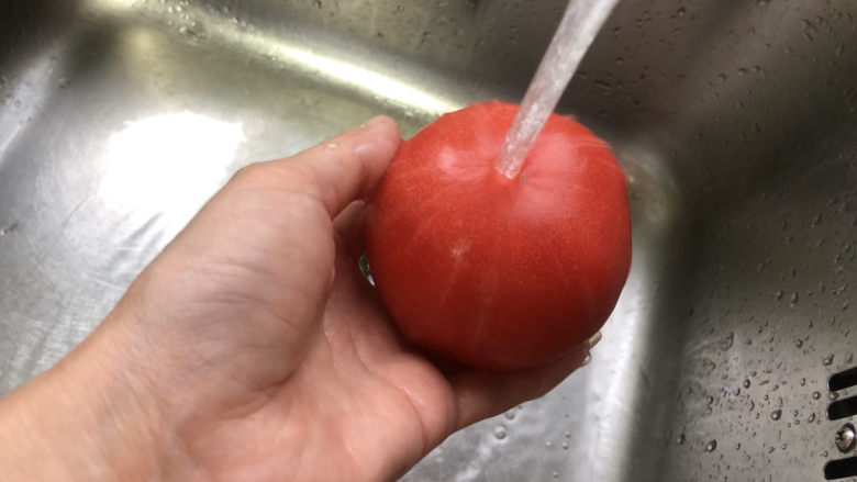 番茄炒丝瓜,番茄清洗干净备用。