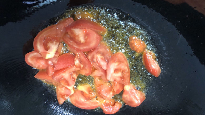番茄炒丝瓜,放入番茄块翻炒。