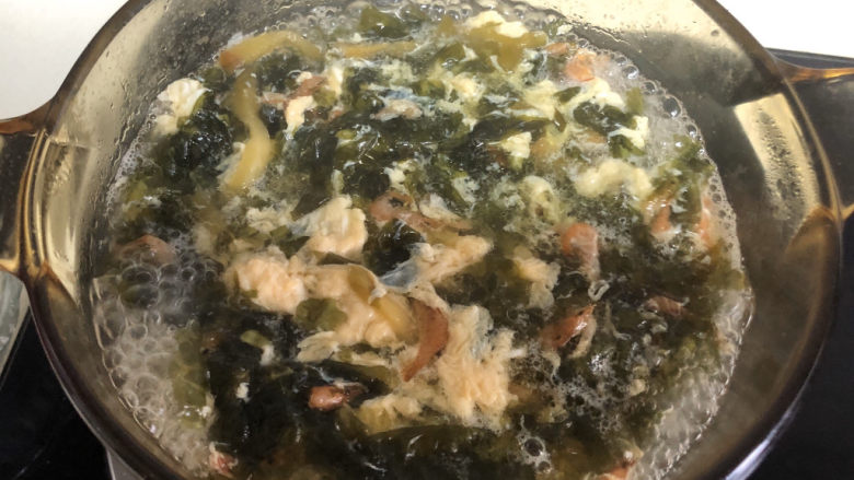 紫菜虾皮汤,烧开后放入鸡蛋液，加适量食盐。