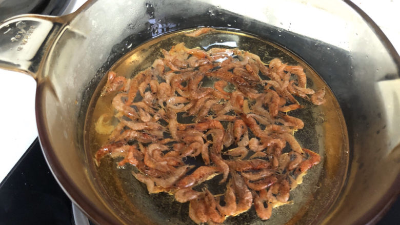 紫菜虾皮汤,锅里水烧开放入虾皮