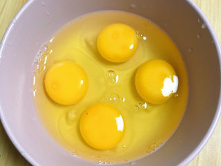 豆腐炒鸡蛋,将鸡蛋打入碗中。