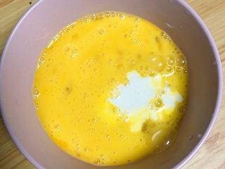 豆腐炒鸡蛋,讲鸡蛋搅拌混匀，倒入30ml牛奶，搅拌均匀。