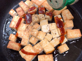 豆腐炒鸡蛋,撒上黑胡椒粉，翻炒均匀。