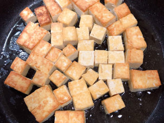 豆腐炒鸡蛋,翻面继续煎至焦黄。