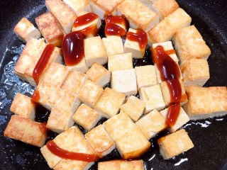豆腐炒鸡蛋,加入盐、耗油，翻炒均匀。