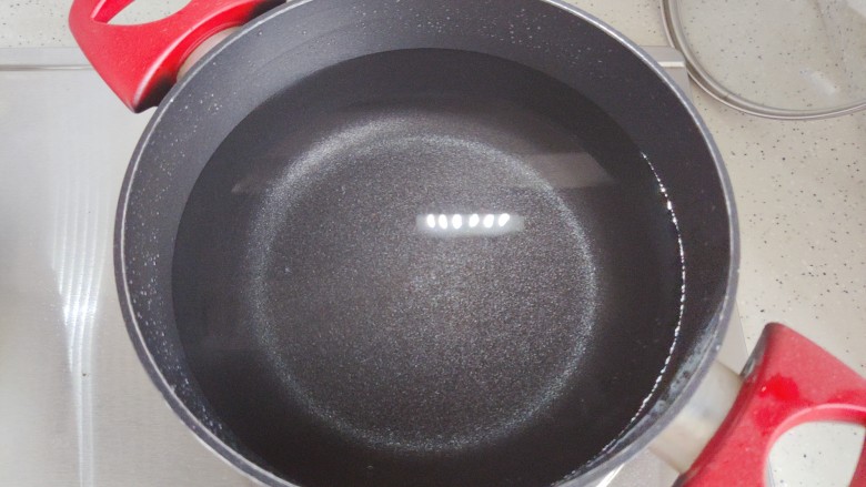 紫菜虾皮汤,锅内煮适量清水