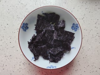 紫菜虾皮汤,将紫菜剪碎
