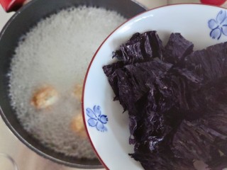 紫菜虾皮汤,加入紫菜